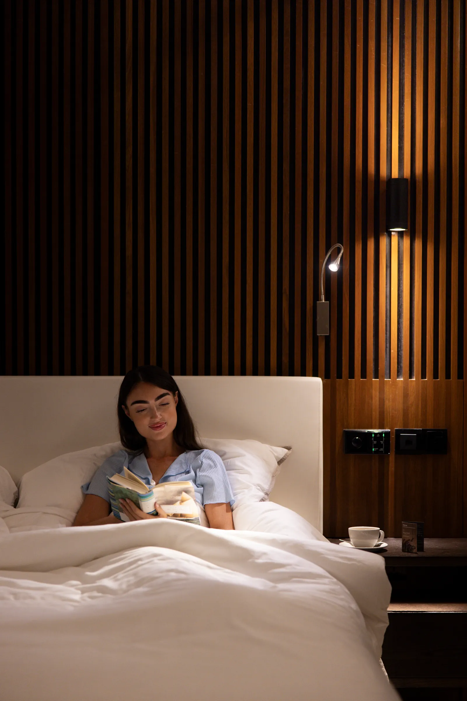 Posteľ Heavenly Bed vo vile s večerným osvetlením